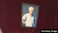 2019年1月17日,赵紫阳灵堂遗骨遗像前摆放着祭奠者送的鲜花。(网络图片)