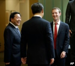 2015年9月23日,中国国家主席习近平访问美国华盛顿州期间与脸书公司创始人扎克伯格交谈,中国互联网大总管鲁炜(左)在一旁笑脸相陪。