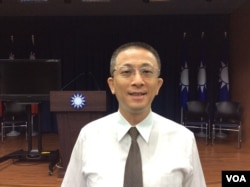 台湾中国国民党文传会副主委胡文琦2017年6月26日接受美国之音采访 (美国之音记者申华 拍摄)