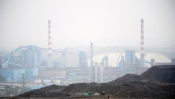 中国河南汝州一个煤矿堆积的低等煤炭。(2021年11月4日)