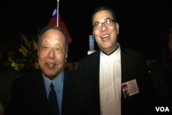 洛杉矶中华会馆前任主席马国威和现任伍尚齐(戴眼镜者)(美国之音包小祥摄影)