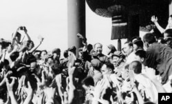 1966年8月,毛泽东和周恩来在天安门城楼上接见北京等地的红卫兵