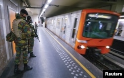 比利时士兵在布鲁塞尔地铁站内巡逻(2015年11月25日)