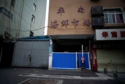 资料照:据信最初被发现新冠病毒的武汉华南海鲜市场的入口被堵住。(2020年3月30日)