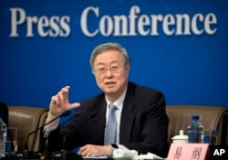中国央行行长周小川在中国人大会议期间举行的记者会上(2017年3月10日)