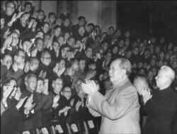 1966年初,中国领导人毛泽东和刘少奇会见积极分子。