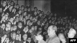 1966年初,中国领导人毛泽东(1893-1976)和刘少奇(1898-1969)会见积极分子。