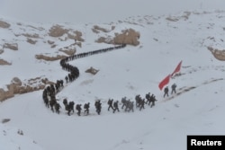 中国武警在新疆喀什的雪地上从事训练(2016年11月22日)