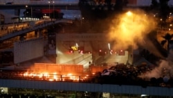 香港抗议者和警方星期天(11月17日)在理工大学外爆发激烈冲突。