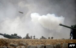 资料照片:美国陆军士兵在与韩国军队在非军事区附近的抱川的一处靶场发射155毫米M777榴弹炮。(2010年3月15日)