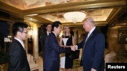 资料照:2016年11月17日,美国当选总统特朗普和日本时任首相安倍在纽约的川普大楼会面。