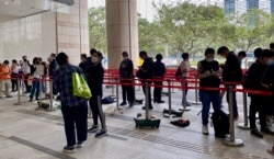 近百名市民在法院外排队轮候旁听席,声援被控国安法”煽动颠覆国家政权罪”的前支联会正副主席李卓人、何俊仁及邹幸彤(美国之音/汤惠芸)