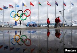 索契冬奥会场地,奥运五环和和各国旗帜及其水面倒影相映成趣