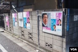 一些民居的外墙上也有某个政党事先征得民居主人同意贴上的海报(美国之音歌篮拍摄)
