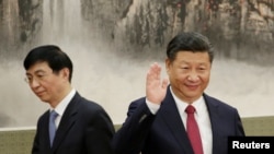 2017年10月25日,北京人民大会堂,中共新政治局常委亮相,王沪宁在中国国家主席习近平后面走过