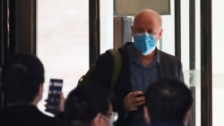 彼得·达萨克(Peter Daszak)作为负责调查新冠病毒起源的世卫组织专家组成员离开他在中国湖北省武汉市的隔离酒店,2021年1月28日。