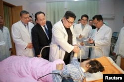 朝鲜劳动党委员长金正恩探望了在国营医院入院的中国受伤者。(2018年4月23日)
