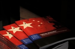资料照:外国记者协会在香港的办公室内摆放的人权观察有关中国人权的最新报告。(2016年12月6日)