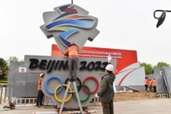 中国工人在河北张家口安装北京2022冬季奥运会会徽。(2019年5月8日)