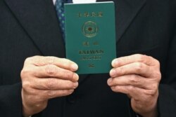 台湾外长吴钊燮手持台湾新版护照的样本。(2021年1月11日)