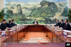 中国国家主席习近平、国务委员杨洁篪、外长王毅在北京人大会堂会见到访的韩国国家安保室长郑义溶(左三)和韩国驻华大使。(2018年3月12日)