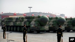 在北京举行的庆祝中华人民共和国成立70周年的阅兵式上,携带DF-41弹道导弹的中国军车在天安门广场上驶过。(资料照片,2019年10月1日)