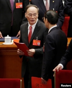 中国共产党第十九次全国代表大会闭幕式之后,王岐山离开会场,这是他最后一天担任中纪委书记和政治局常委(2017年10月24日)。