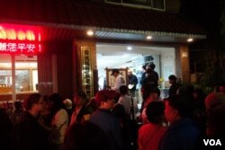 群众聚集在义光教会前参加“一人一叩,守护生命”活动(美国之音张佩芝拍摄)