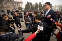 2018年3月3日,在北京人民大会堂举行的政协开幕会议后,前NBA球员姚明离开会场。