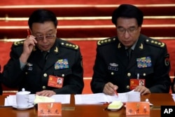 2012年11月8日中共十八大开幕式上徐才厚(右)和即将接替他担任军委副主席的范长龙(左)