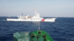 在离越南海岸210公里的南中国海上,从一艘越南海岸警卫队的船上看附近的中国海警船。(2014年5月14日)