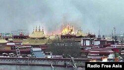 2018年2月17日的视频截图显示拉萨大昭寺起火(社交媒体图片)