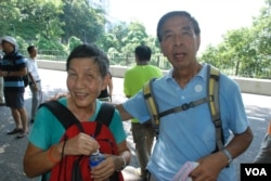 年约80岁的关先生夫妇参与民主登高日,为下一代争取真普选,走毕全程(美国之音汤惠芸拍摄)