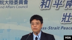 台湾陆委会副主委邱垂正2017年6月1日在记者会上谈六四事件(美国之音记者申华 拍摄)