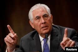 美国国务卿蒂勒森星期二在参议院外交关系委员会举行的听证会上作证(2017年6月13日)