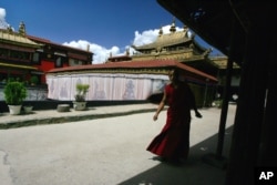2006年7月5日,一名西藏僧人在西藏拉萨大昭寺的大厅行走