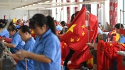 中国工人在浙江省嘉兴一家工厂生产国旗(路透社2019年9月25日)