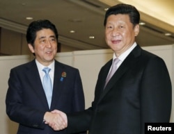 中国国家主席习近平(右)与日本首相安倍在印尼雅加达会面(2015年4月22日)