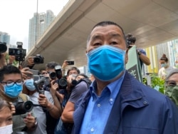 壹传媒创办人黎智英因去年六四烛光集会,被控“参与未经批准集结”,11月1日在区域法院维持不认罪(美国之音/汤惠芸)