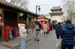 天津市民排队等候接受新冠病毒核酸检测。(2022年1月9日)