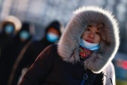 一名妇女走过严寒的北京街头。(2021年1月6日)