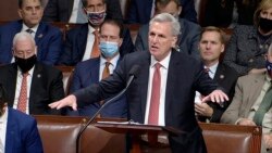 众议院电视视频截图显示少数党领袖麦卡锡发言反对民主党人的大型社会支出法案。(2021年11月18日)