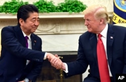 川普总统在白宫椭圆形办公室会晤日本首相安倍晋三。(2018年6月7日)