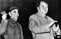1969年10月,毛泽东和林彪在北京人民大会堂。林彪挥舞着毛主席语录