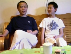 资料照:中国维权网站六四天网创办人黄琦在四川成都家中与儿子的合影。