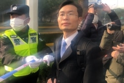 在公民记者张展的案子开庭前,律师张科科抵达上海浦东新区人民法院。(2020年12月28日)