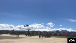 台湾陆军航空601旅AH-64E阿帕奇攻击直升机作低空表演。 (美国之音记者萧洵摄影)
