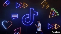 资料照:中国浙江省杭州市一名男子走过 TikTok app的广告。 (2019年10月18日)