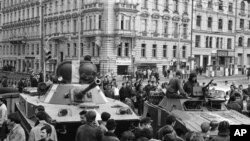 苏联坦克开上了布拉格的街头 (1968年8月23日)