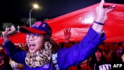 台湾国民党支持者手举台湾旗帜参加竞选集会。(2023年12月23日)